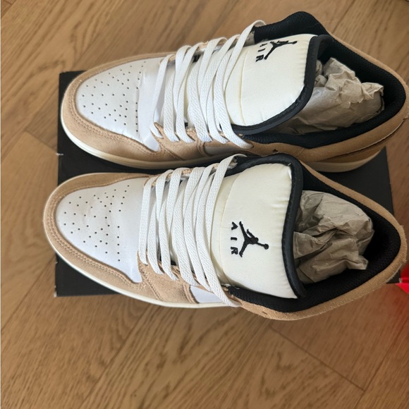 Jordan Low Sneakers in white and tan elephant print - Picture 2 of 4